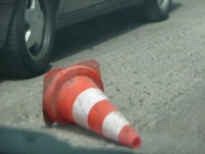 un plot de signalisation près d'une roue de voiture