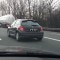 une peugeot 207 avec un radar sur la plage arrière