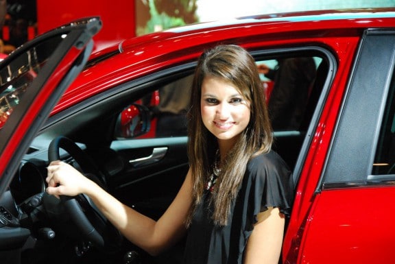 jolie hotesse voiture