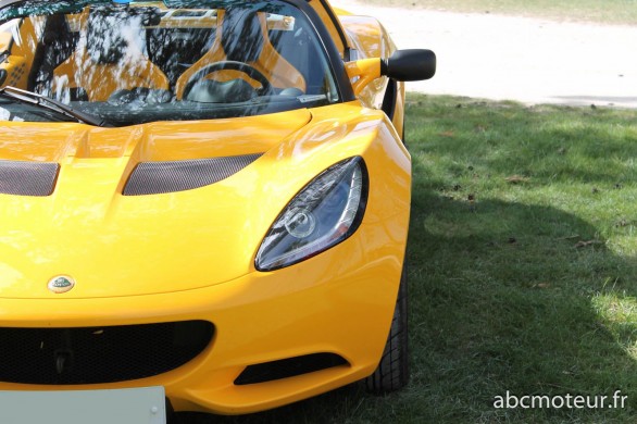 avant Lotus Elise jaune