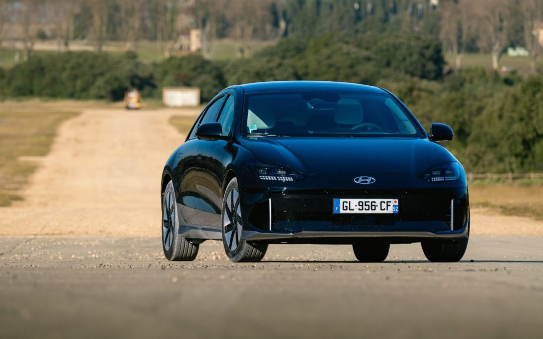 Les voitures électriques usent plus de pneus ! Pourquoi est-ce dangereux pour l&rsquo;environnement ?