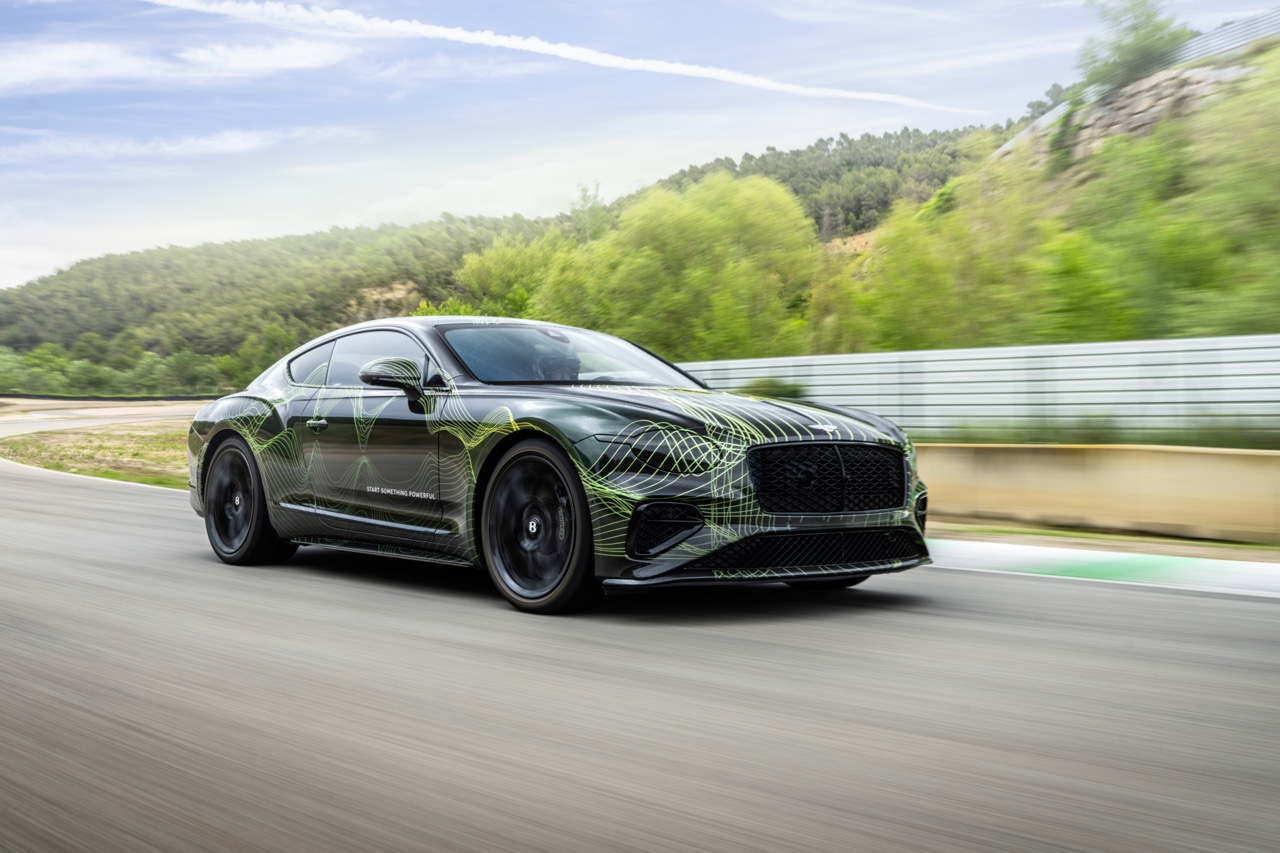 bentley continental gt 2024 roulant sur un circuit