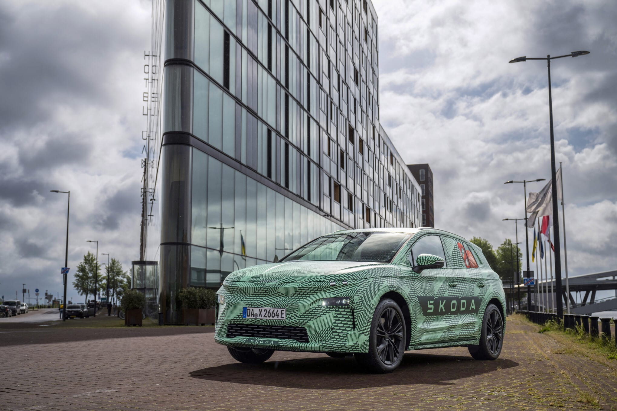 Le Skoda Elroq en photo devant un immeuble