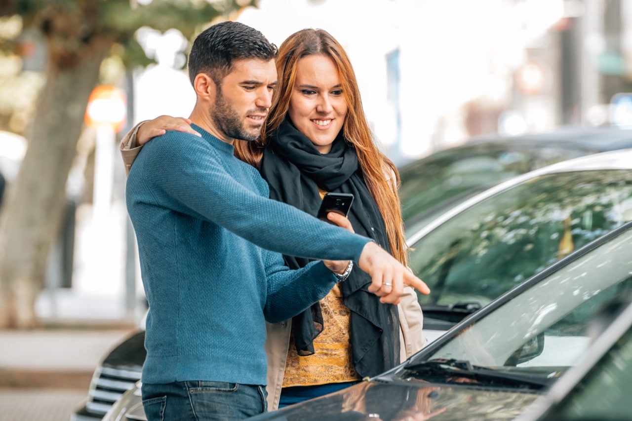 Un couple qui cherche une voiture à petit prix